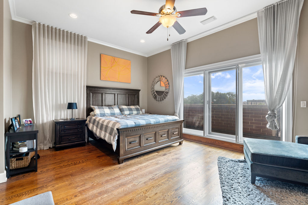 2424 N ASHLAND Avenue Unit: PH