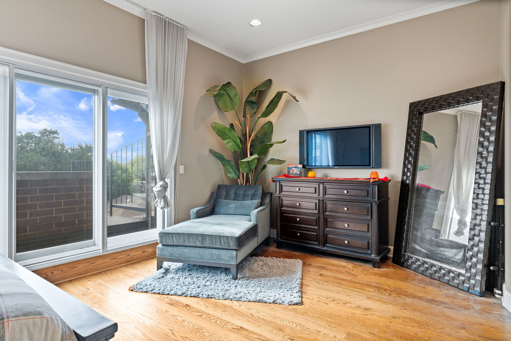 2424 N ASHLAND Avenue Unit: PH
