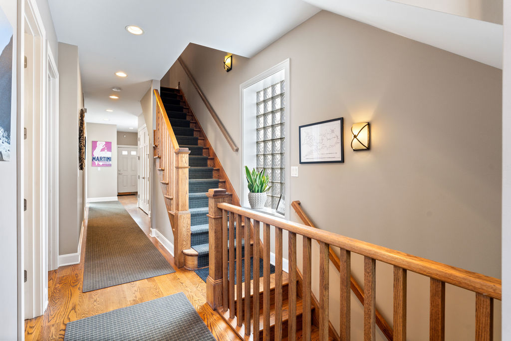 2424 N ASHLAND Avenue Unit: PH