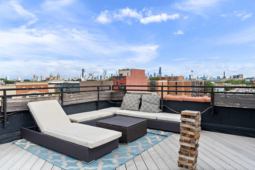 2424 N ASHLAND Avenue Unit: PH