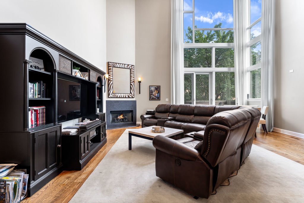 2424 N ASHLAND Avenue Unit: PH
