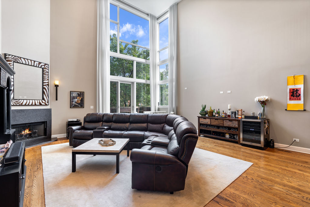 2424 N ASHLAND Avenue Unit: PH