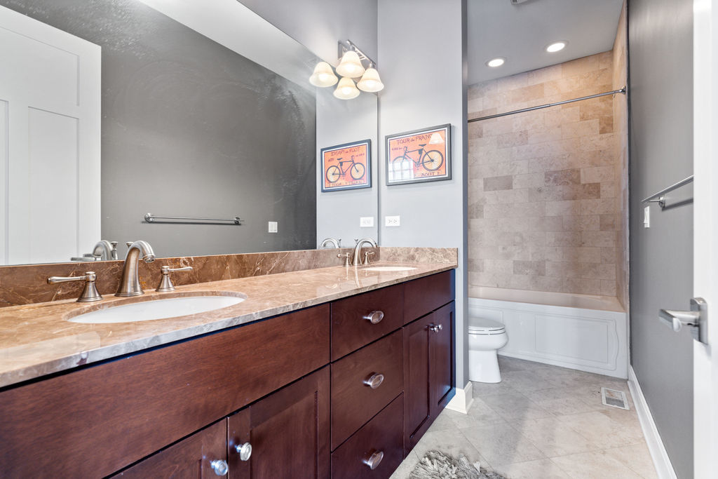 2424 N ASHLAND Avenue Unit: PH