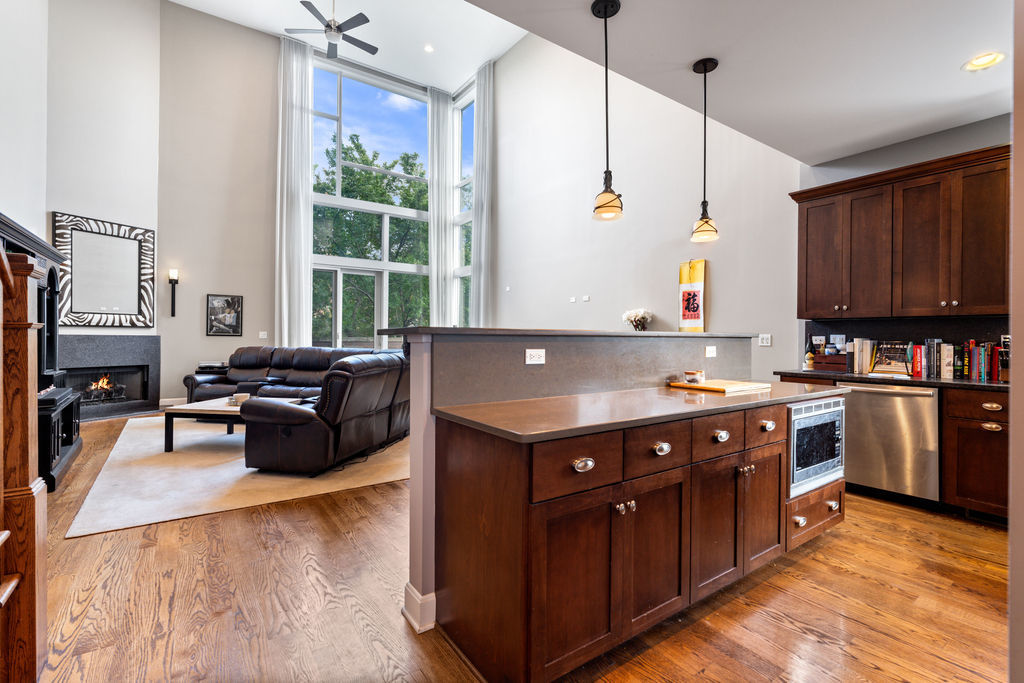 2424 N ASHLAND Avenue Unit: PH