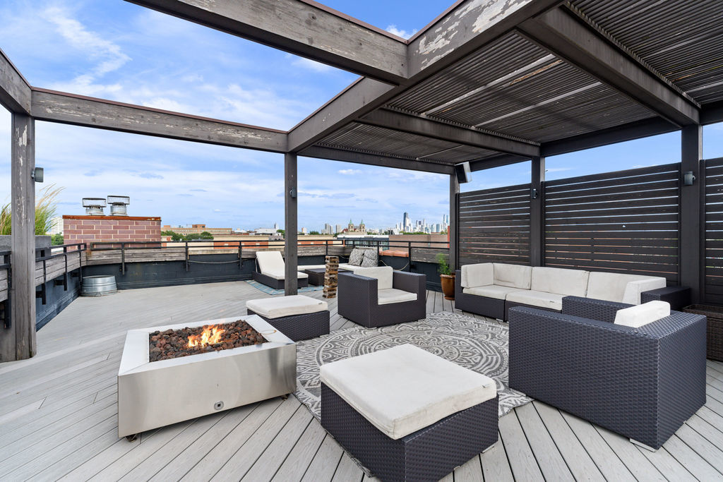 2424 N ASHLAND Avenue Unit: PH