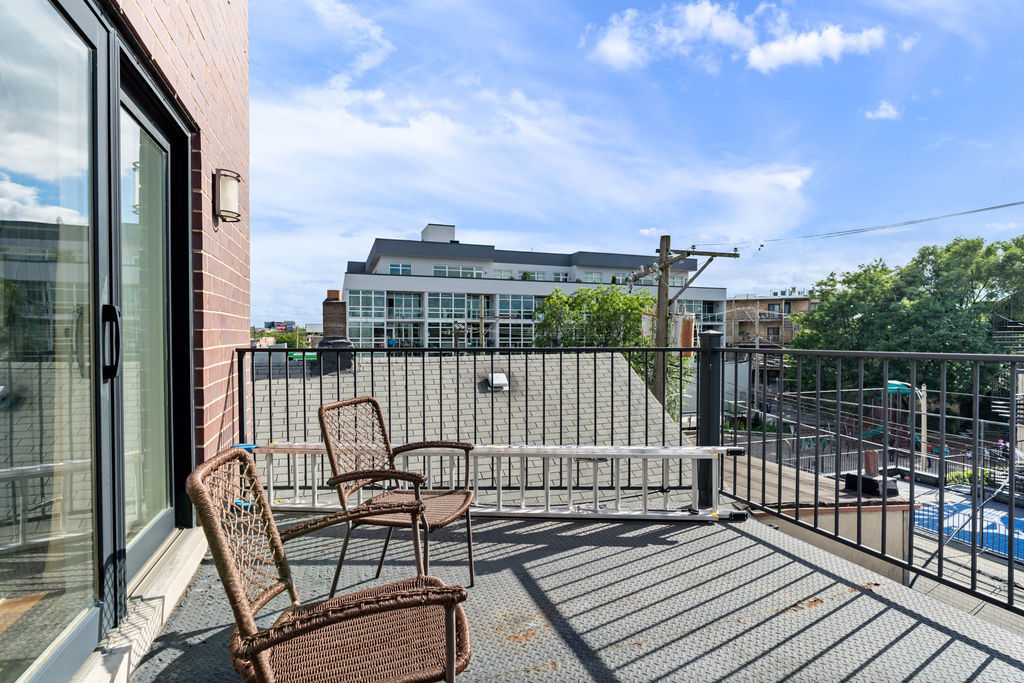 2424 N ASHLAND Avenue Unit: PH