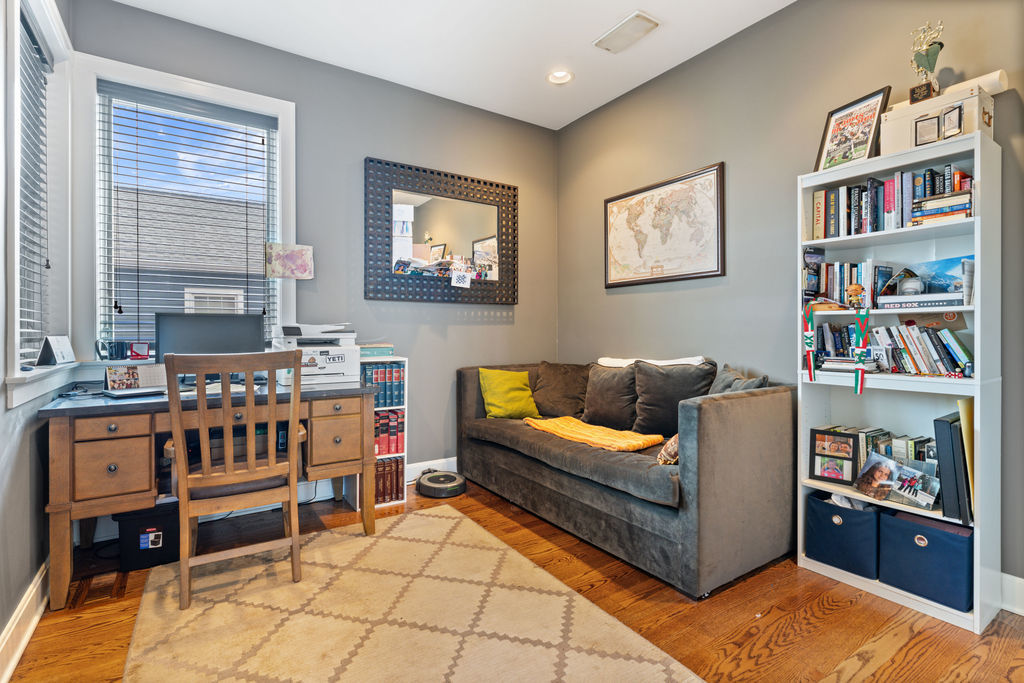 2424 N ASHLAND Avenue Unit: PH