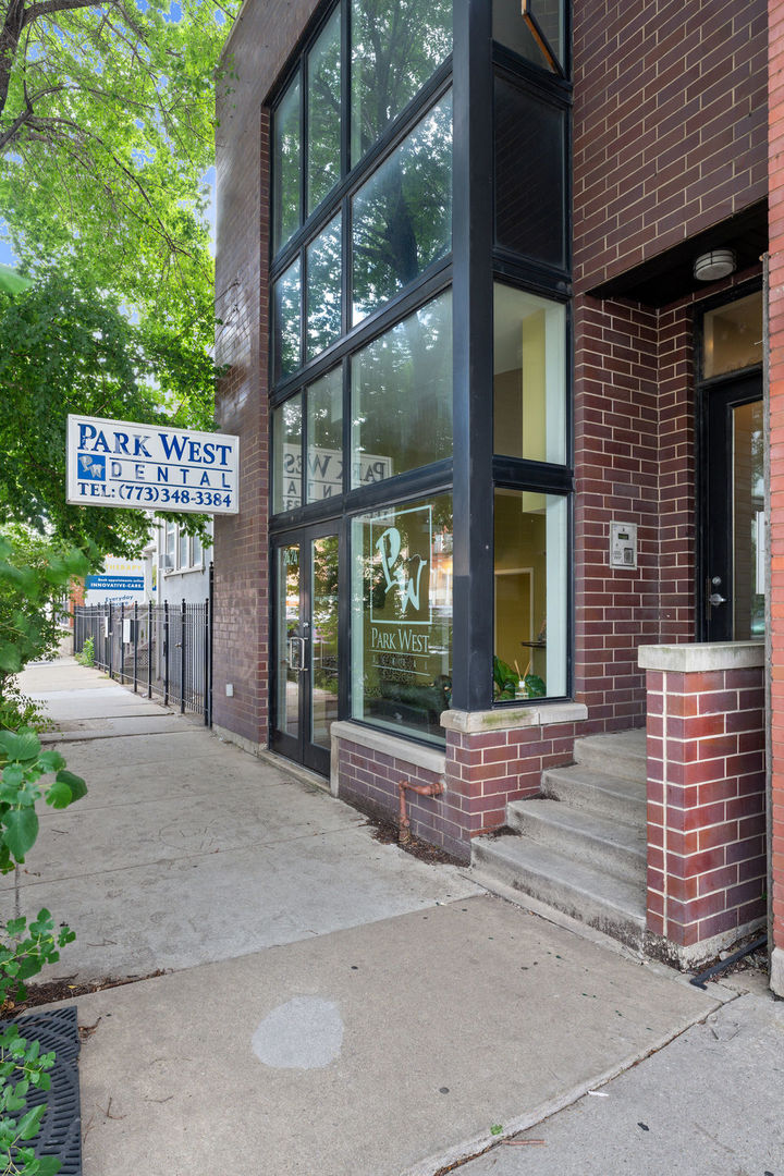 2424 N ASHLAND Avenue Unit: PH