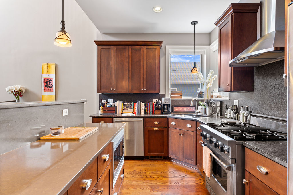 2424 N ASHLAND Avenue Unit: PH