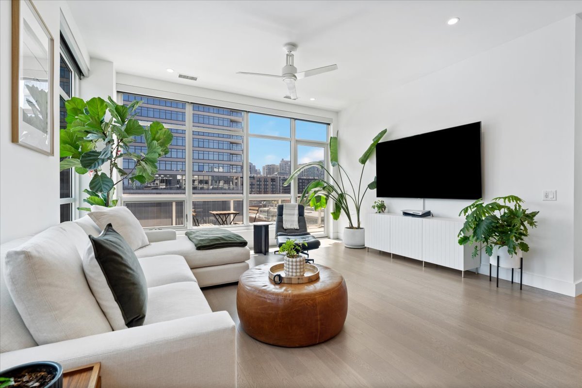 367 W Locust Street Unit: 506