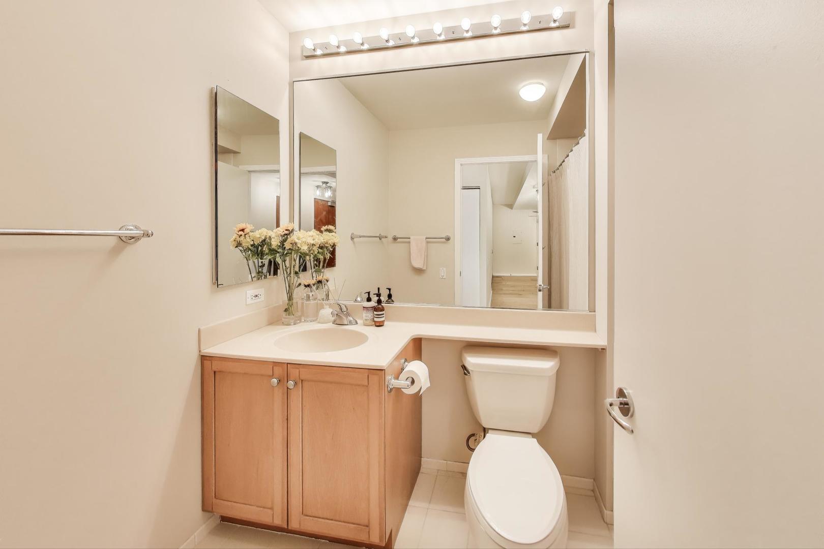 400 N LASALLE Drive Unit: 2212