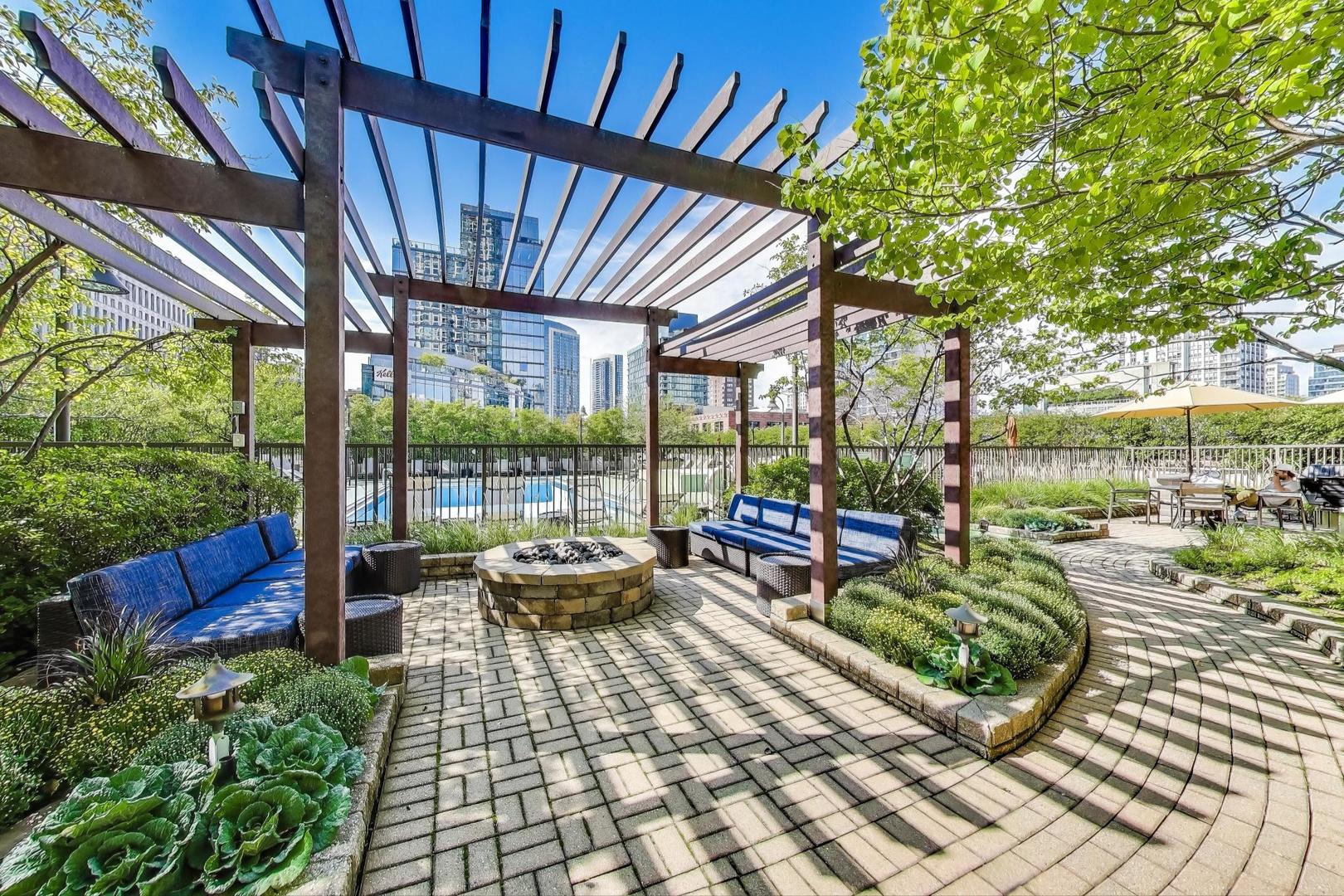 400 N LASALLE Drive Unit: 2212