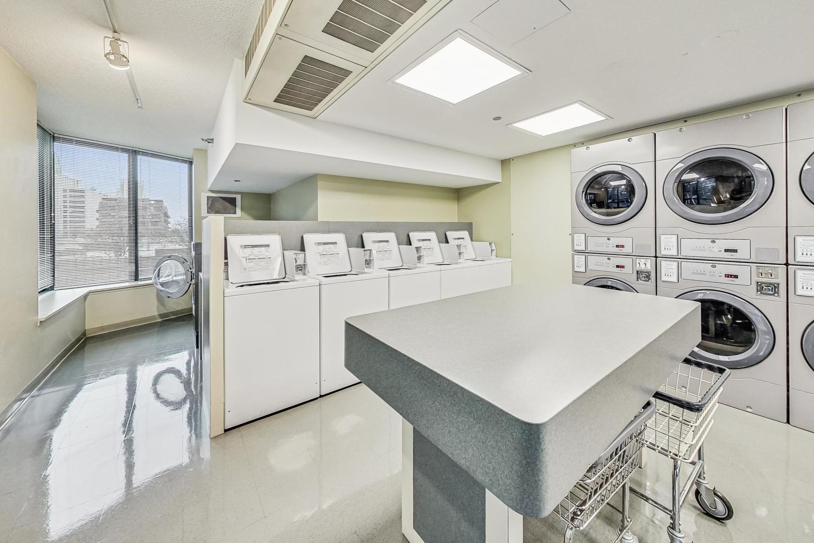 400 N LASALLE Drive Unit: 2212