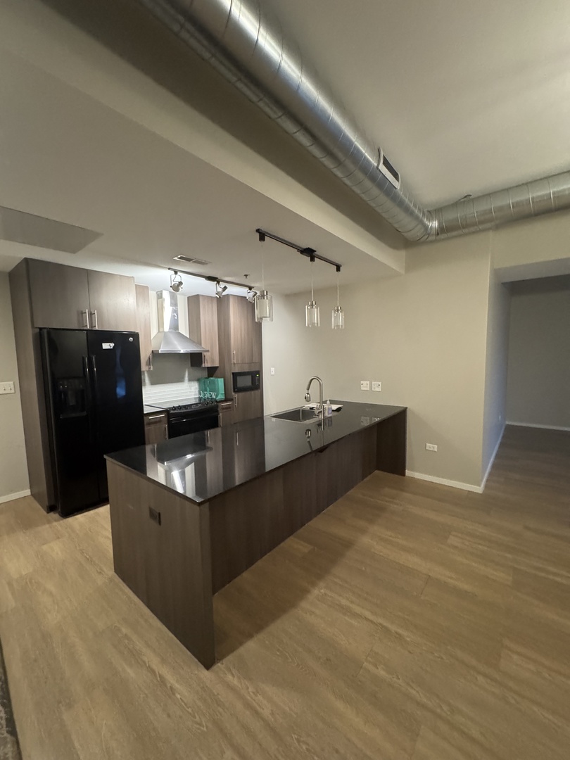 211 W Scott Street Unit: 401