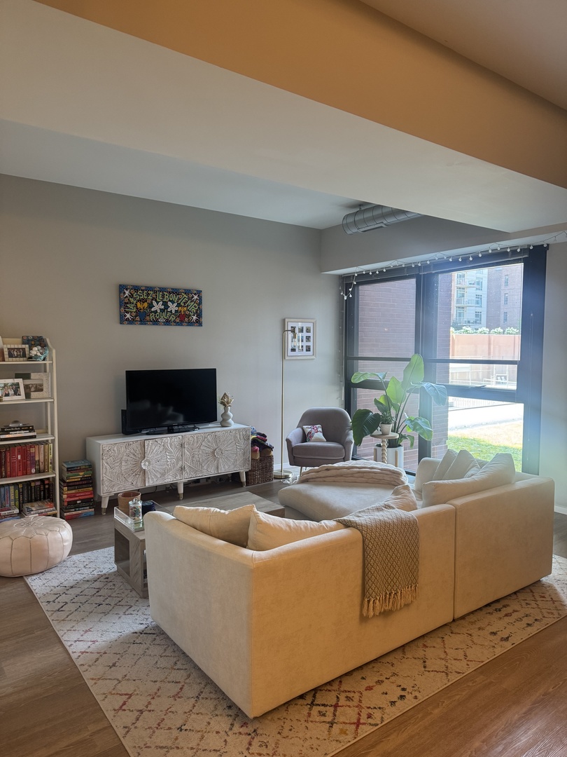 211 W Scott Street Unit: 401