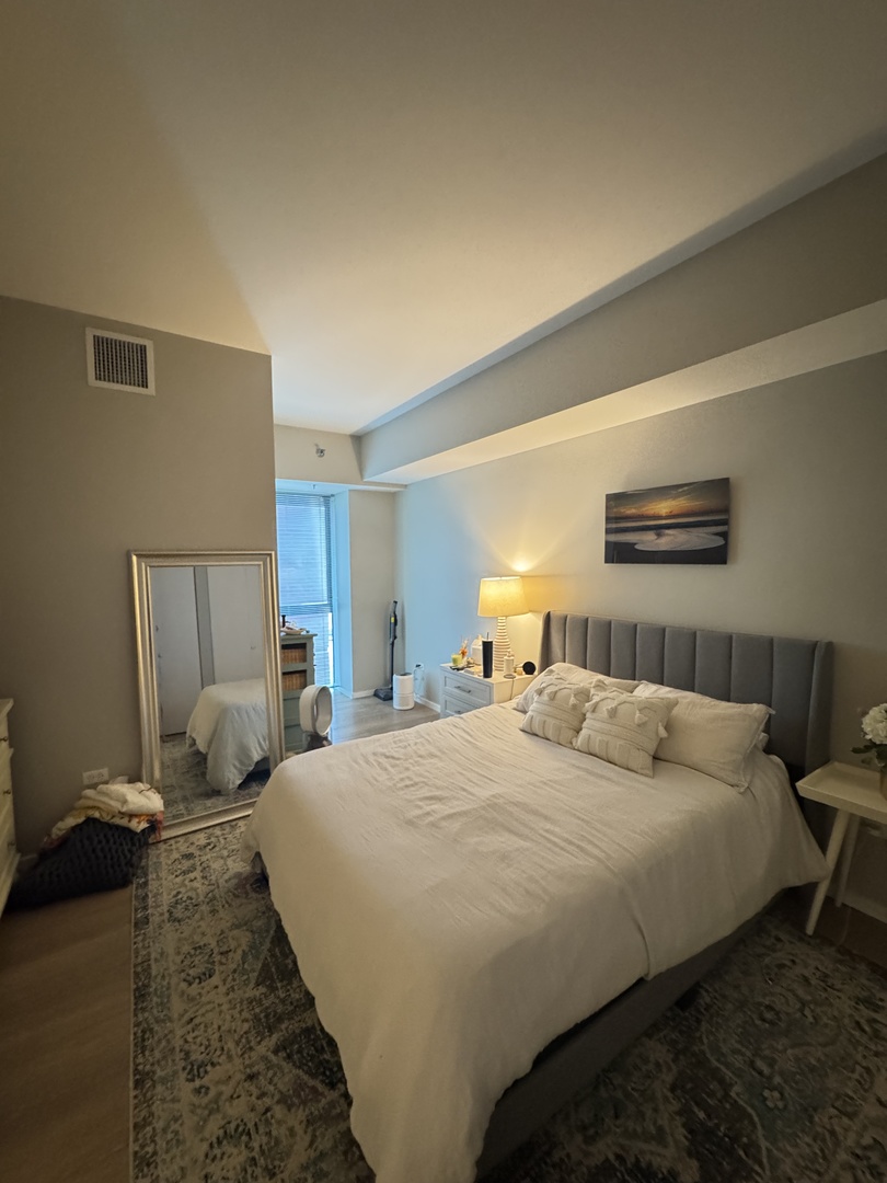 211 W Scott Street Unit: 401