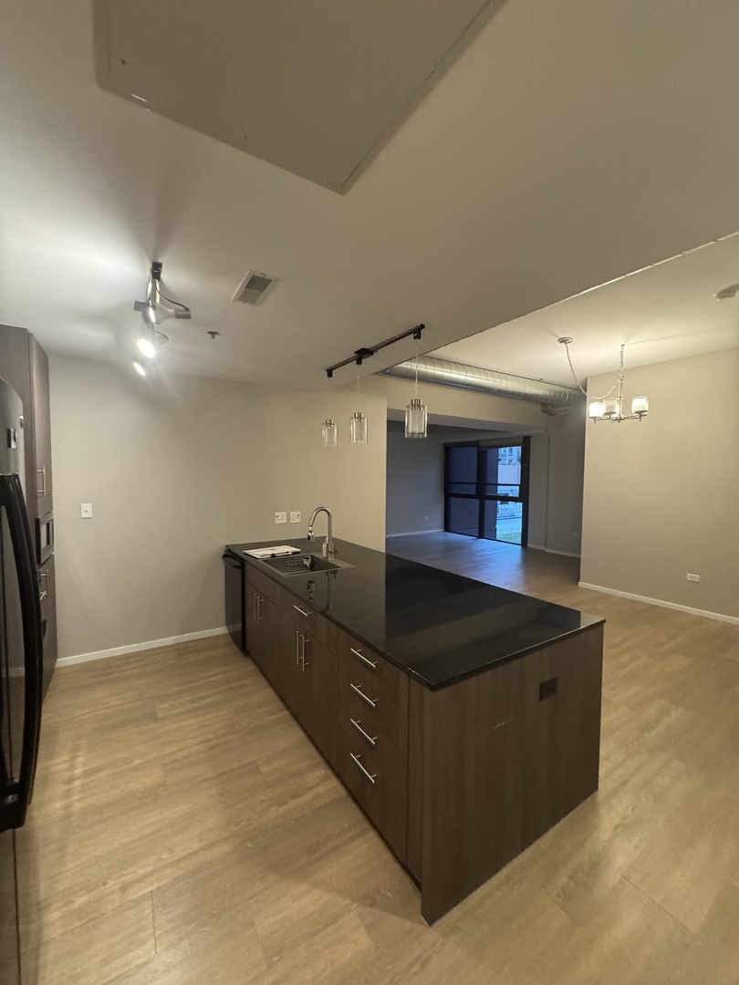 211 W Scott Street Unit: 401