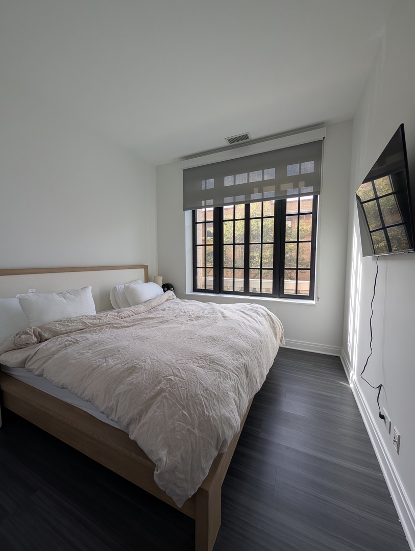 2300 N Lincoln Park West Unit: 206