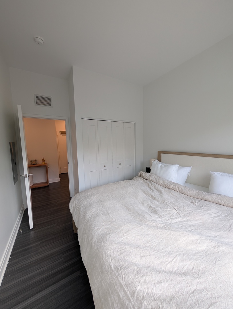 2300 N Lincoln Park West Unit: 206