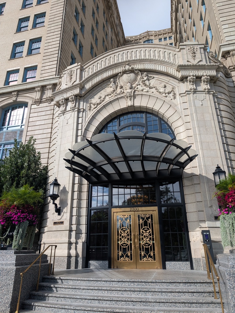 2300 N Lincoln Park West Unit: 206