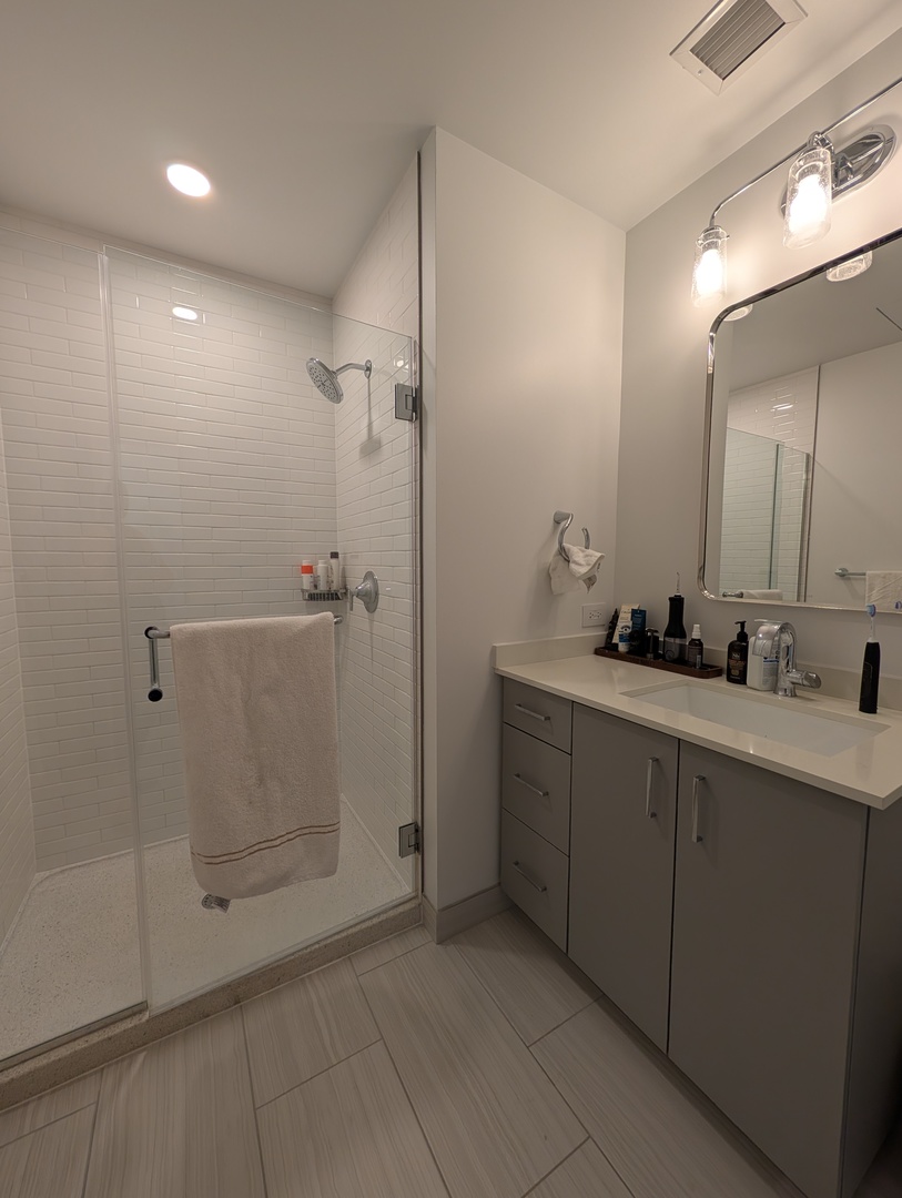 2300 N Lincoln Park West Unit: 206