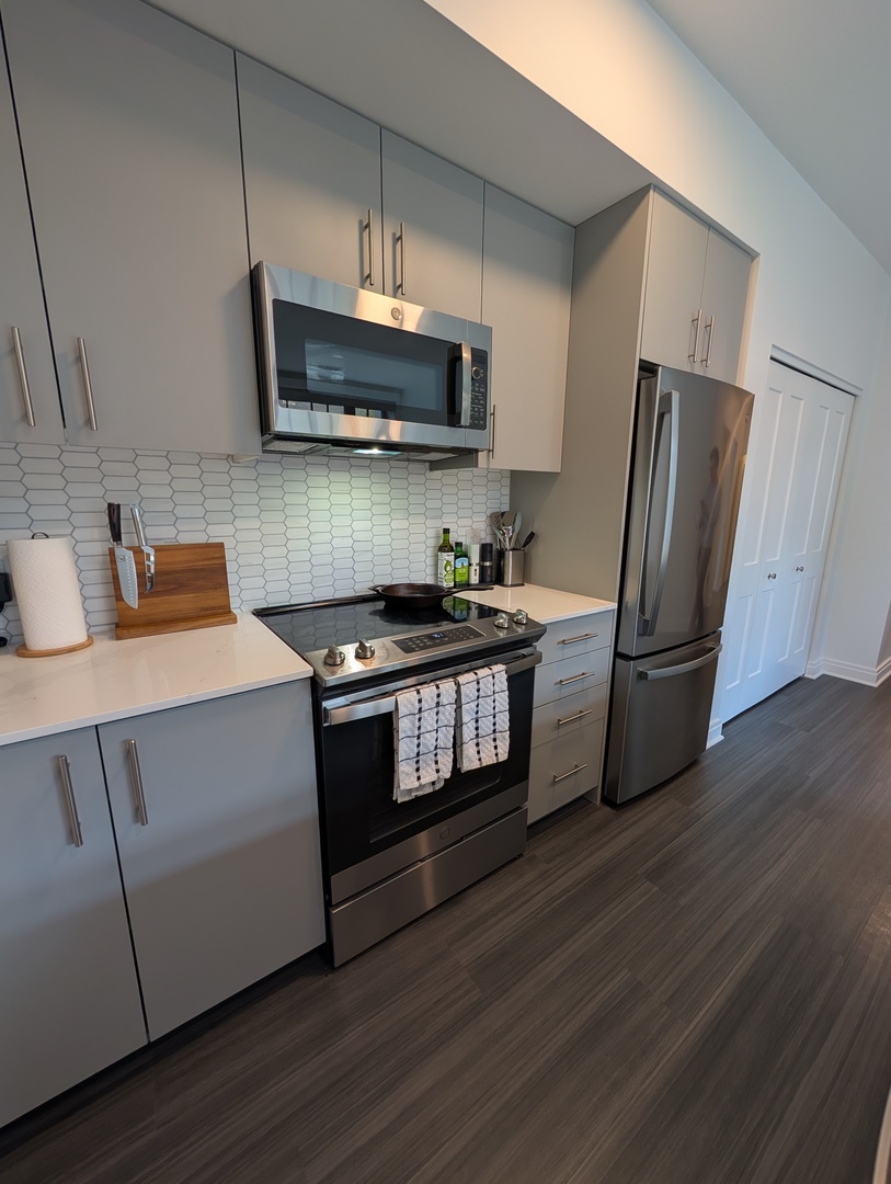 2300 N Lincoln Park West Unit: 206