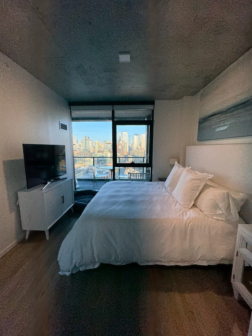 225 N Elizabeth Street Unit: 1902