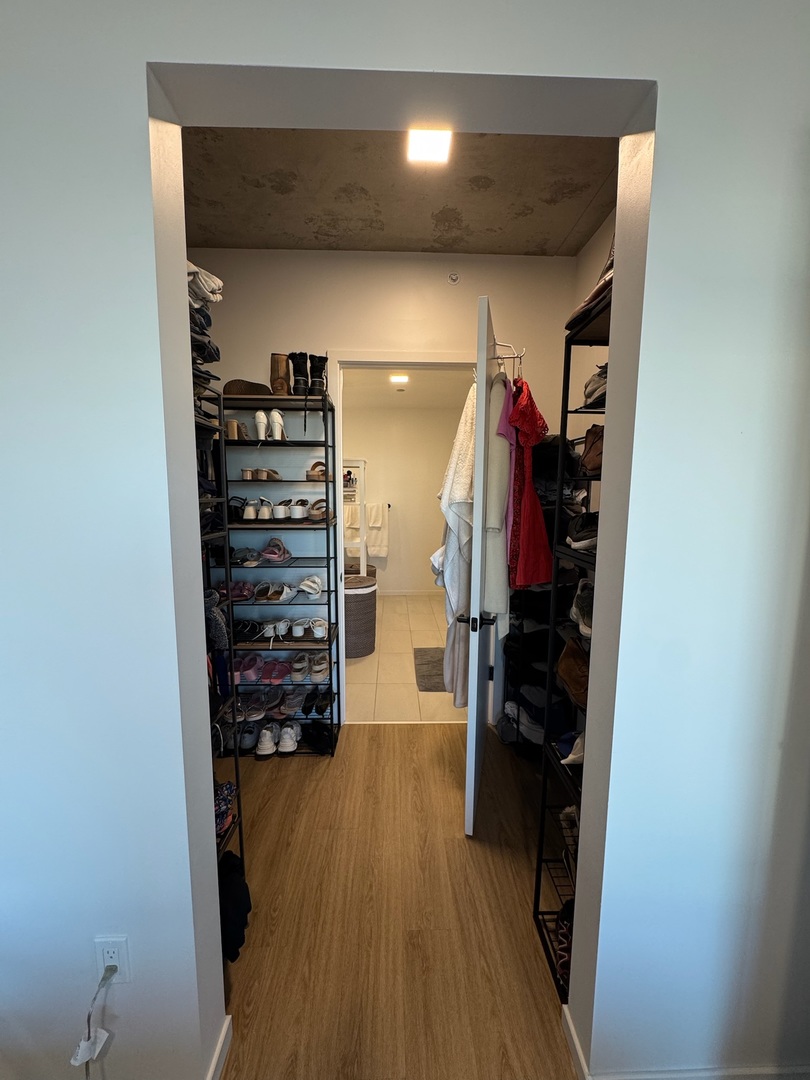 225 N Elizabeth Street Unit: 1902