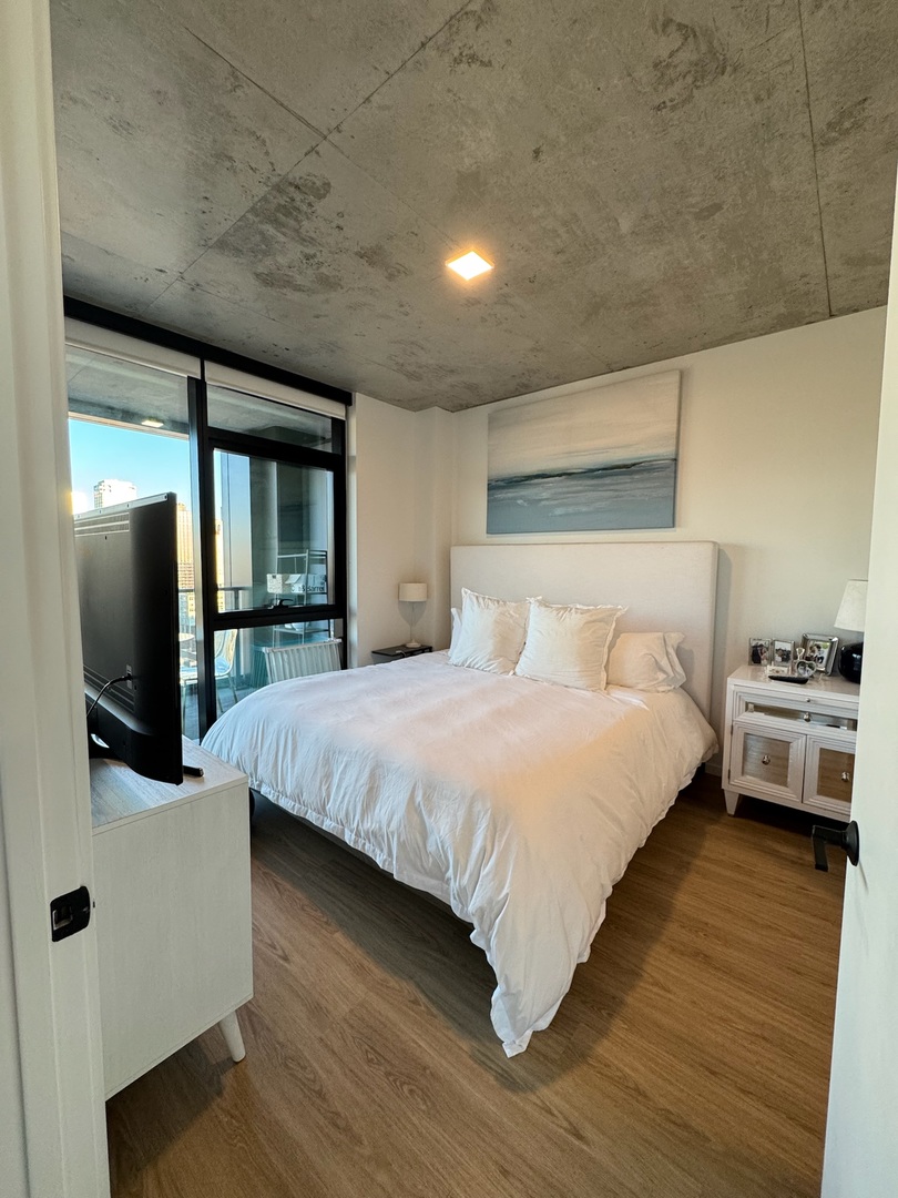 225 N Elizabeth Street Unit: 1902