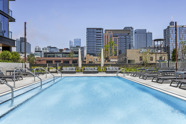 225 N Elizabeth Street Unit: 1902