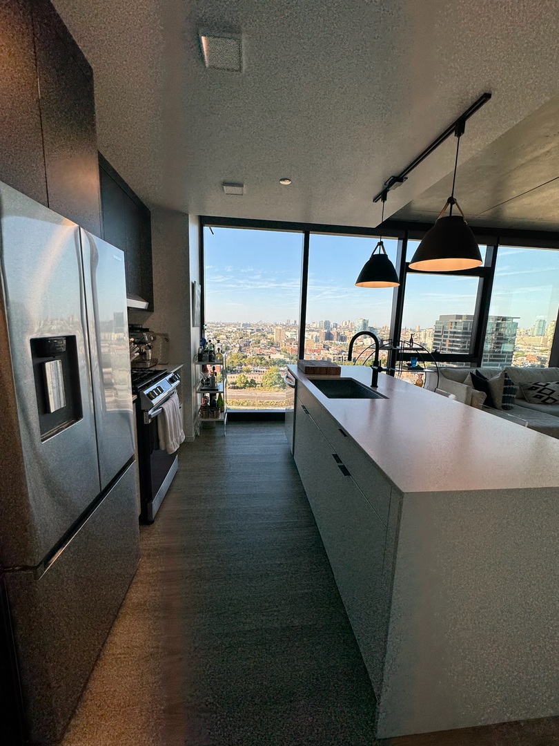 225 N Elizabeth Street Unit: 1902