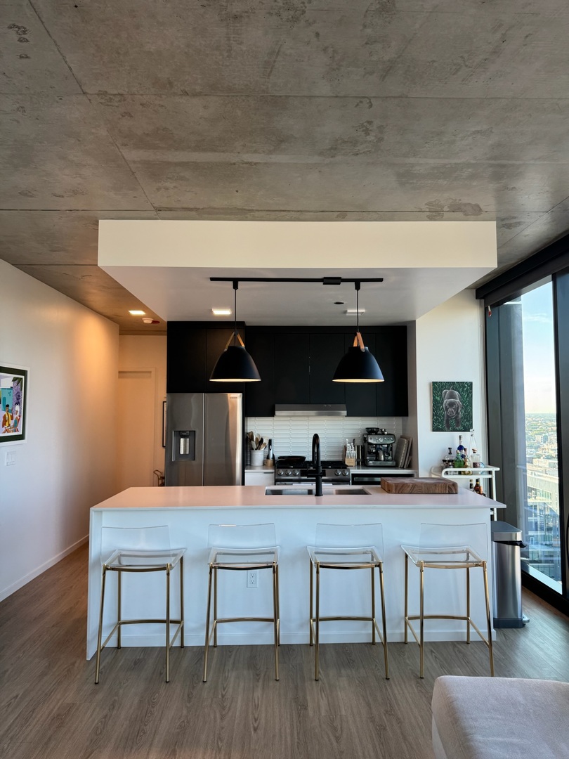 225 N Elizabeth Street Unit: 1902