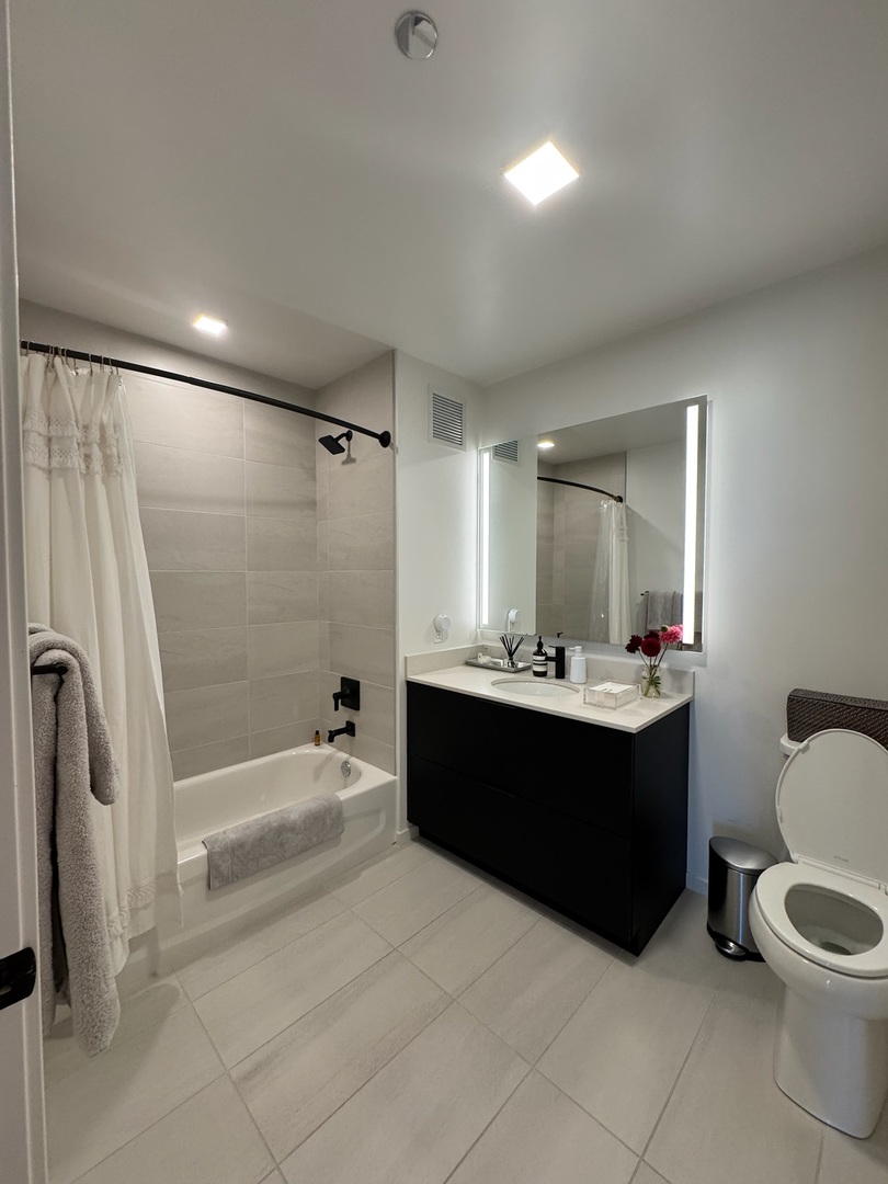 225 N Elizabeth Street Unit: 1902