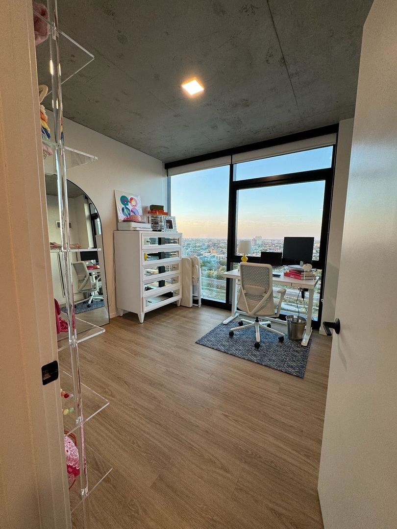 225 N Elizabeth Street Unit: 1902