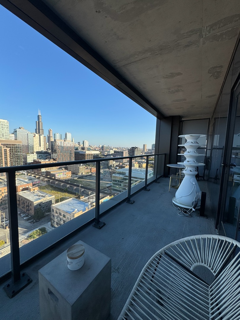 225 N Elizabeth Street Unit: 1902