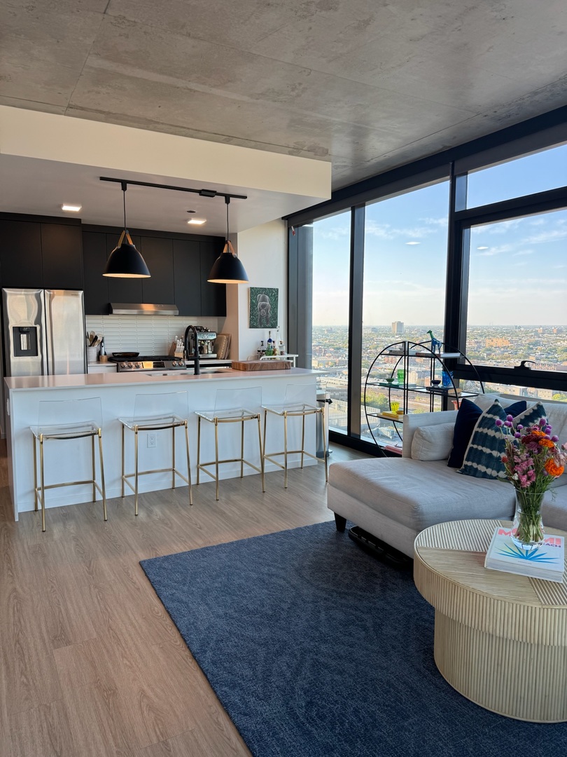 225 N Elizabeth Street Unit: 1902