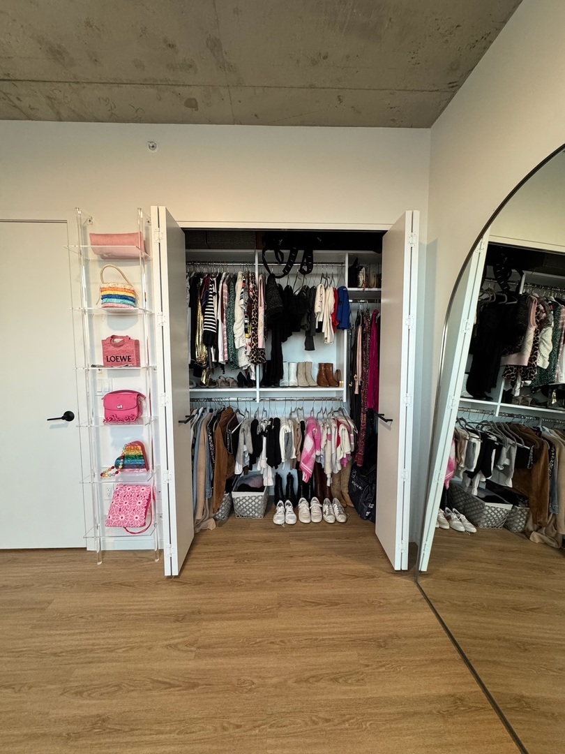 225 N Elizabeth Street Unit: 1902