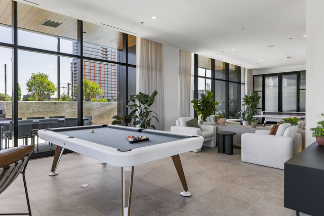 225 N Elizabeth Street Unit: 1902