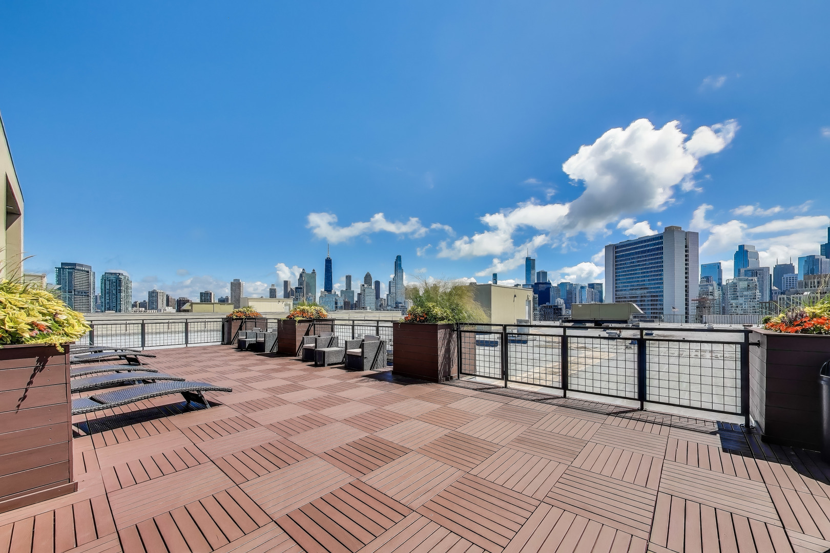 900 N KINGSBURY Street Unit: 1019