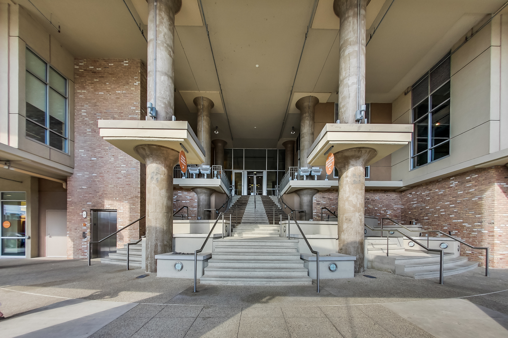 900 N KINGSBURY Street Unit: 1019