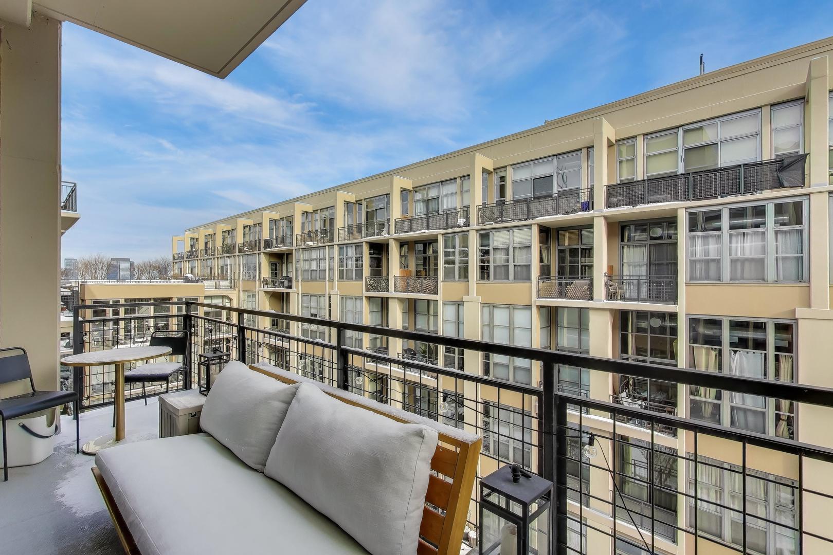 900 N KINGSBURY Street Unit: 1019