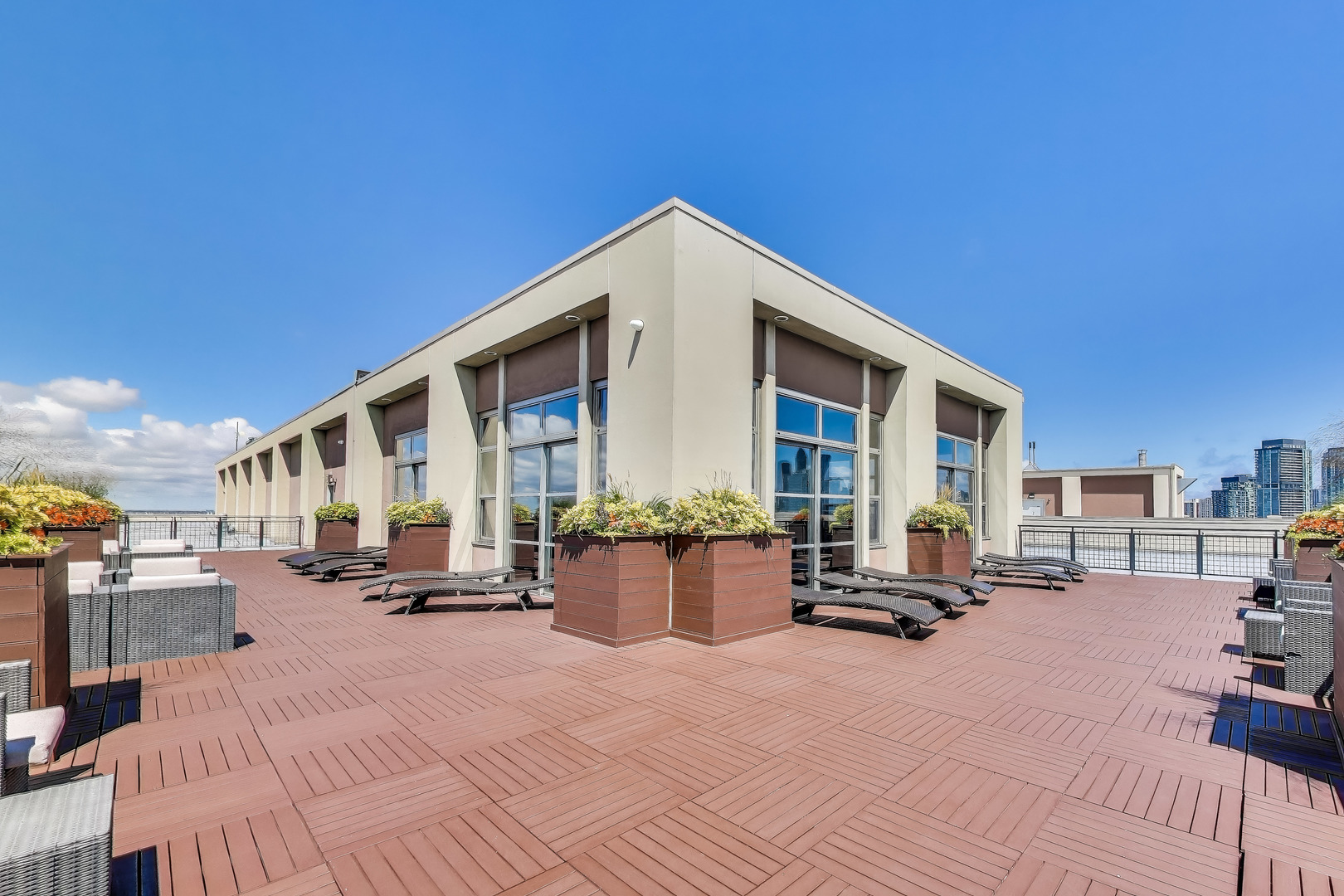 900 N KINGSBURY Street Unit: 1019