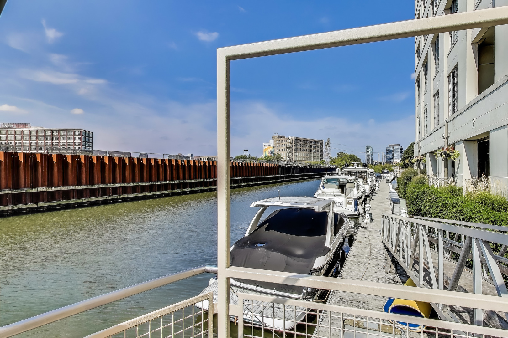 900 N KINGSBURY Street Unit: 1019