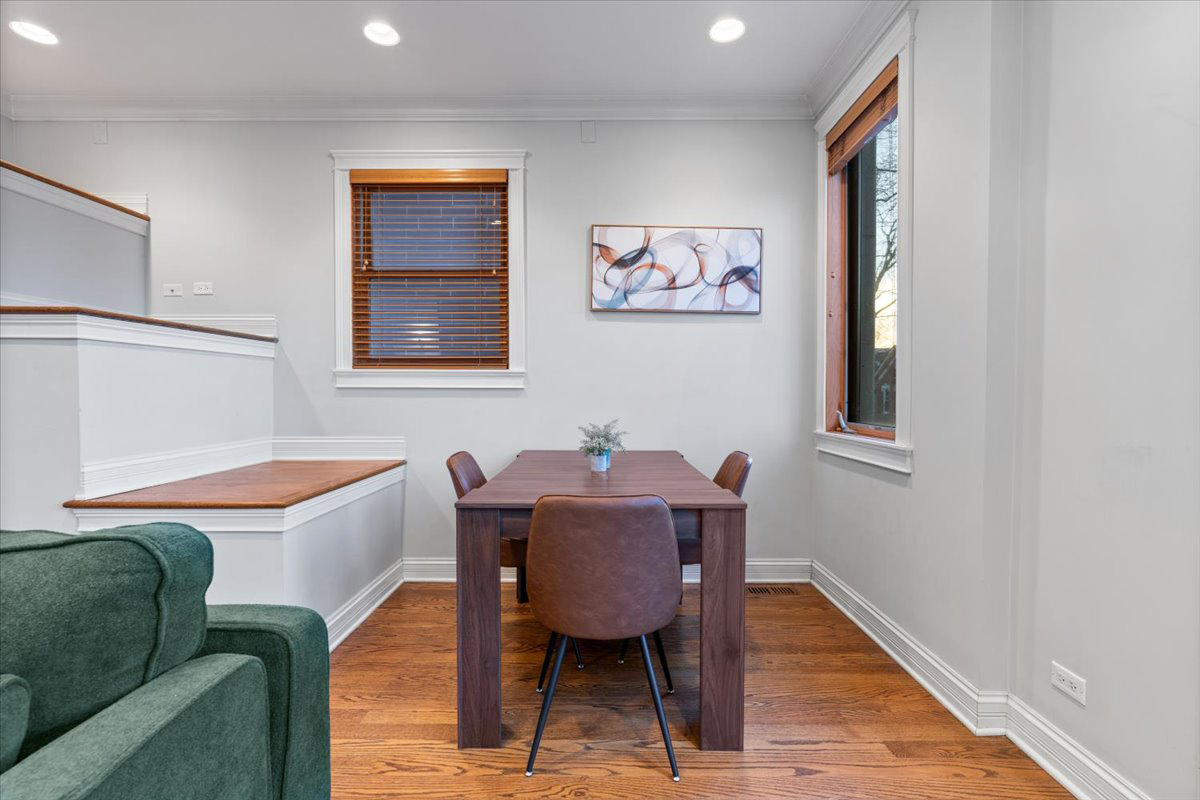 863 N Hermitage Avenue Unit: 2