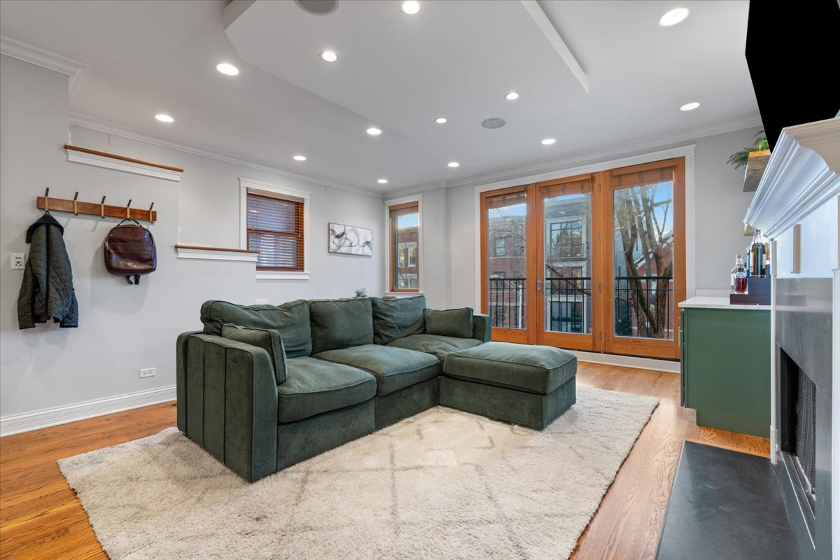 863 N Hermitage Avenue Unit: 2