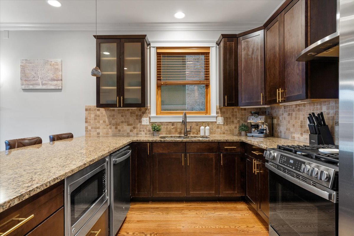 863 N Hermitage Avenue Unit: 2