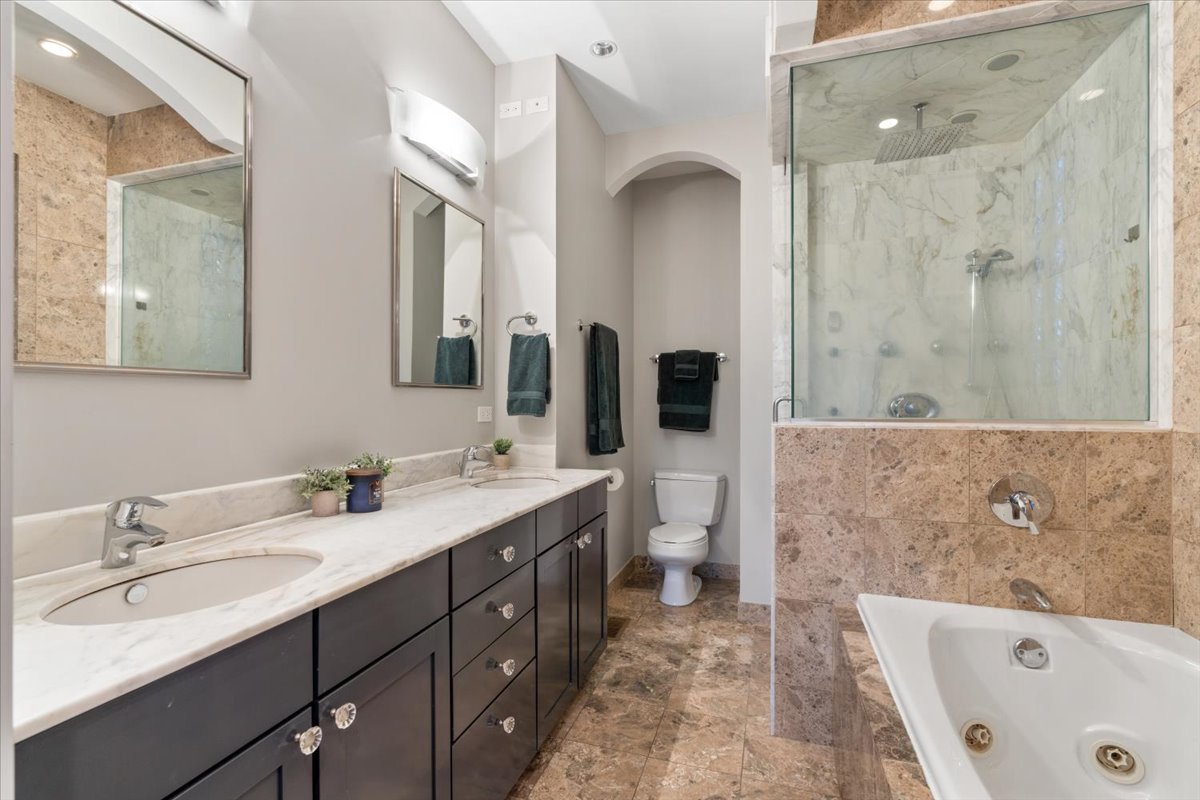 863 N Hermitage Avenue Unit: 2