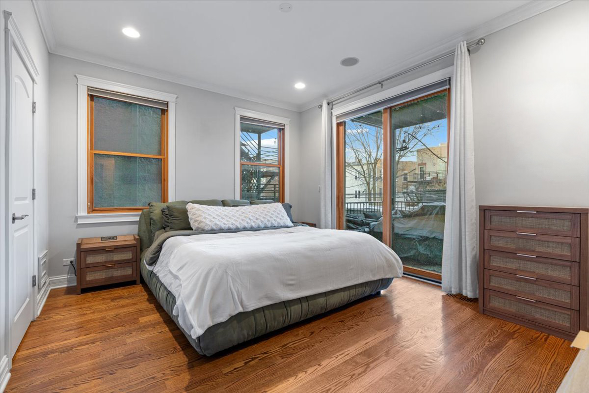 863 N Hermitage Avenue Unit: 2