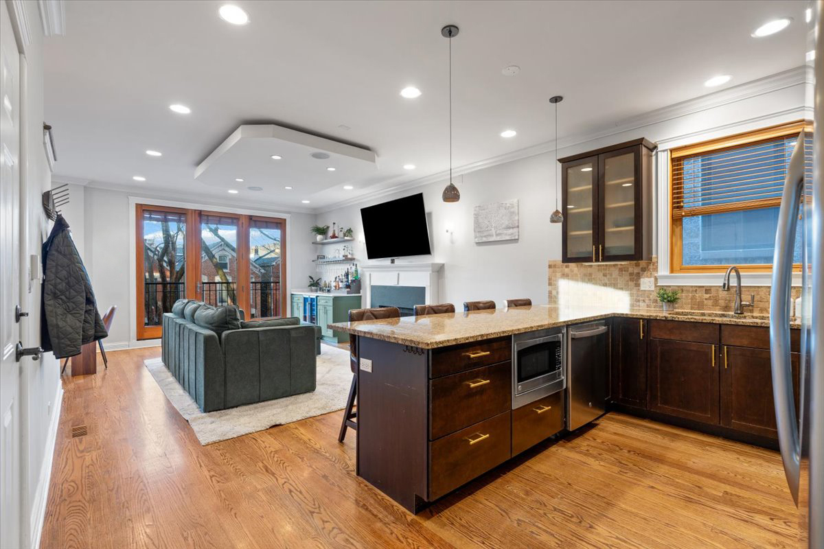 863 N Hermitage Avenue Unit: 2