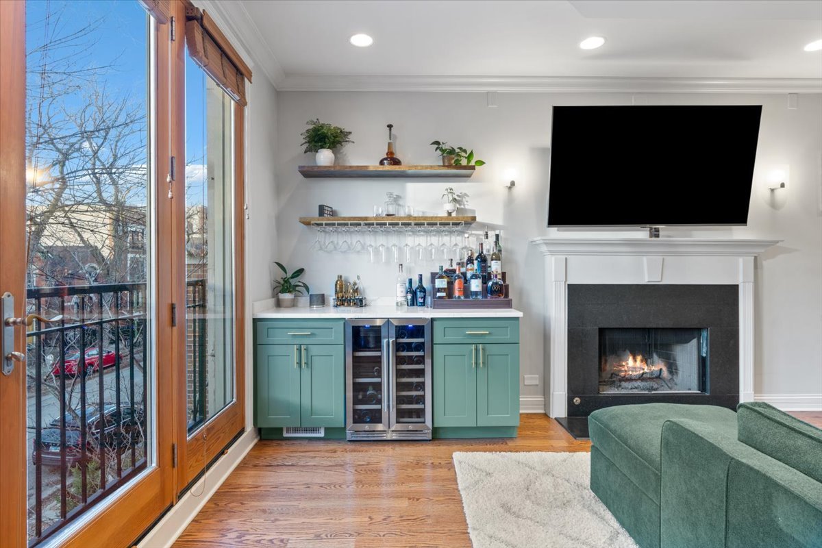 863 N Hermitage Avenue Unit: 2